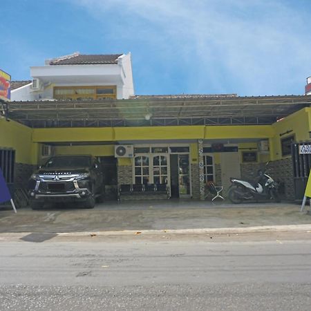 Putih Mulia Homestay Syariah Lumajang エクステリア 写真