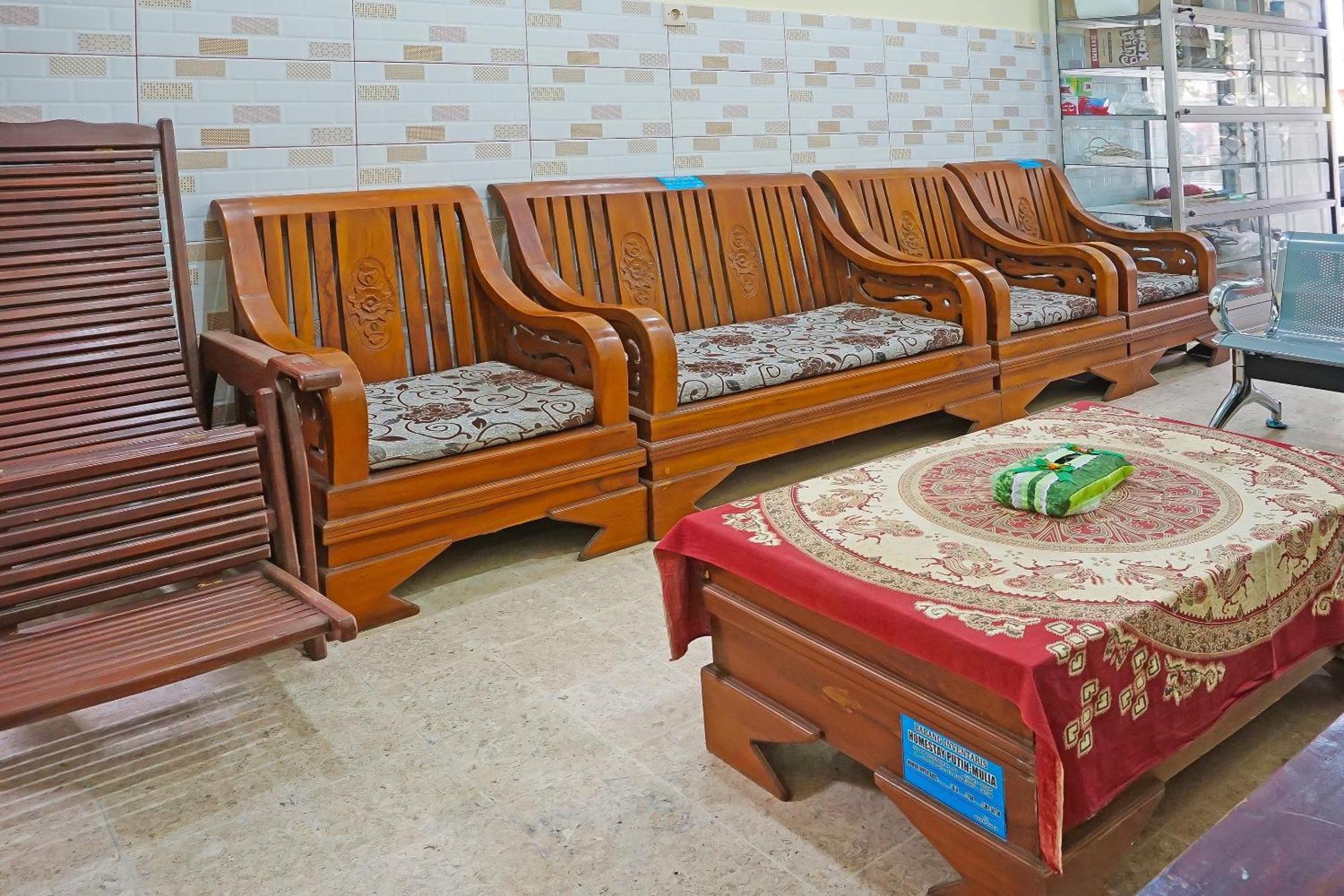 Putih Mulia Homestay Syariah Lumajang エクステリア 写真