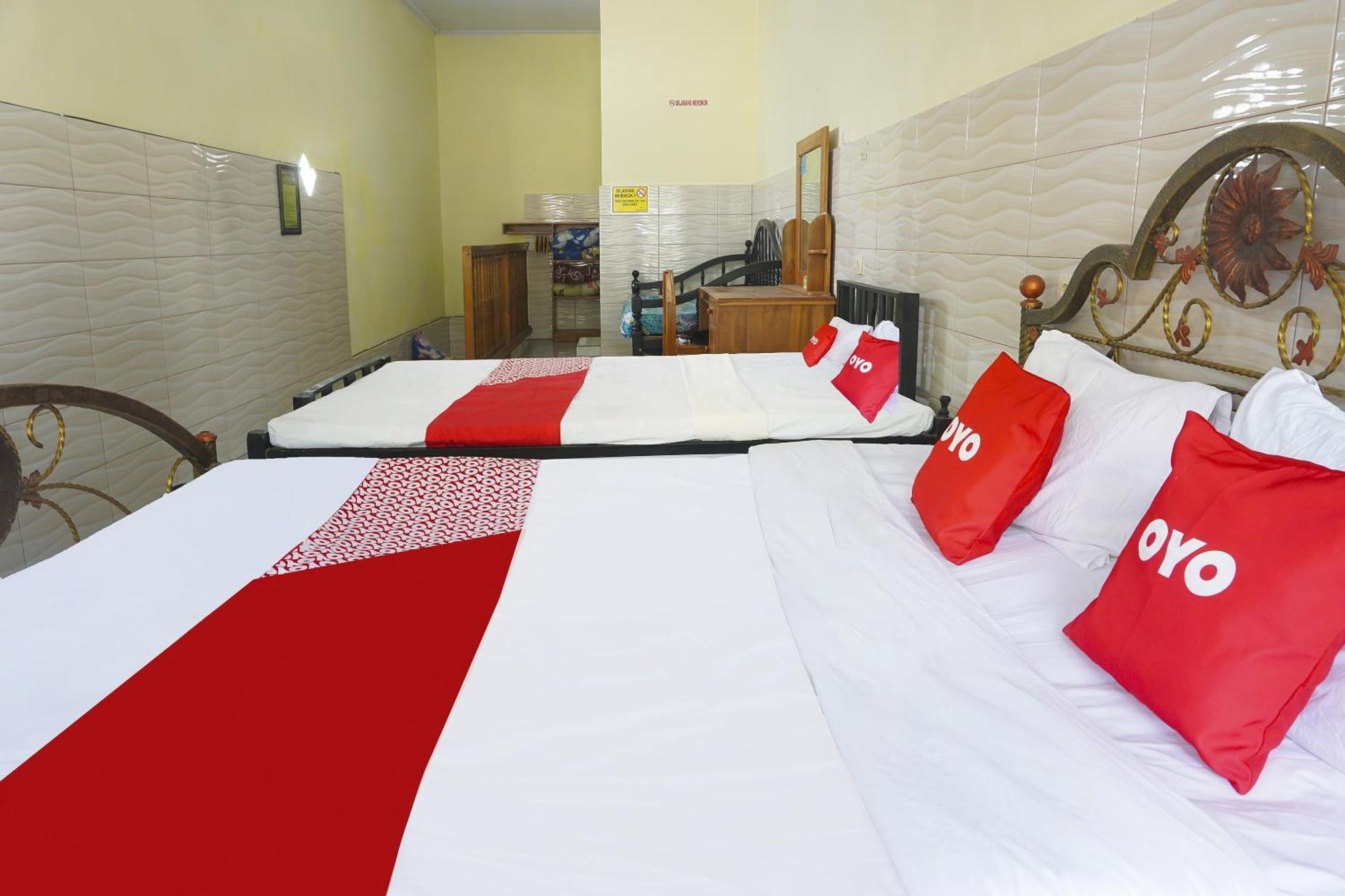 Putih Mulia Homestay Syariah Lumajang エクステリア 写真