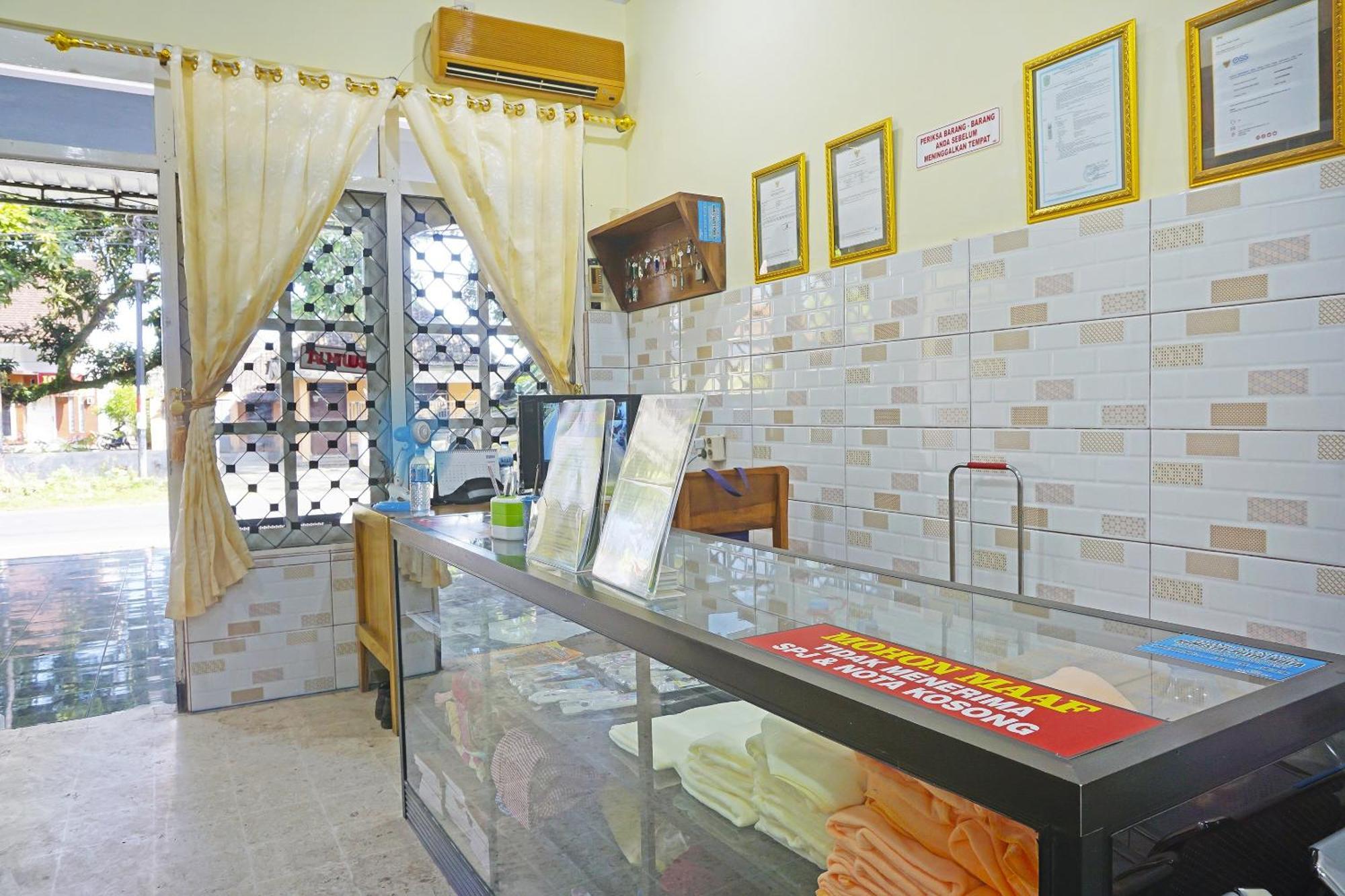 Putih Mulia Homestay Syariah Lumajang エクステリア 写真
